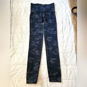 SPANX Women's Camouflage Black/Gray Leggings Size S